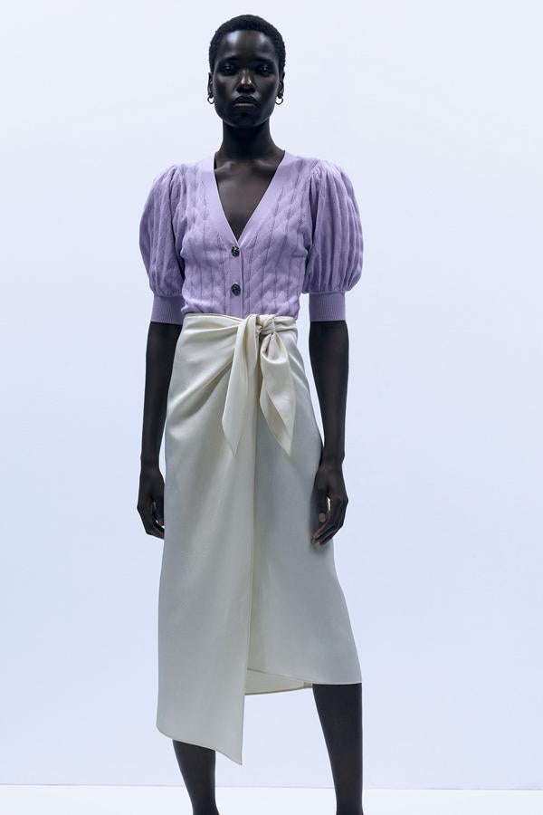 En color crudo, esta falda pareo de corte midi y con detalle de nudo cuenta con cremallera en la parte trasera y tiene un precio de 39,99 euros. Es de Sfera.