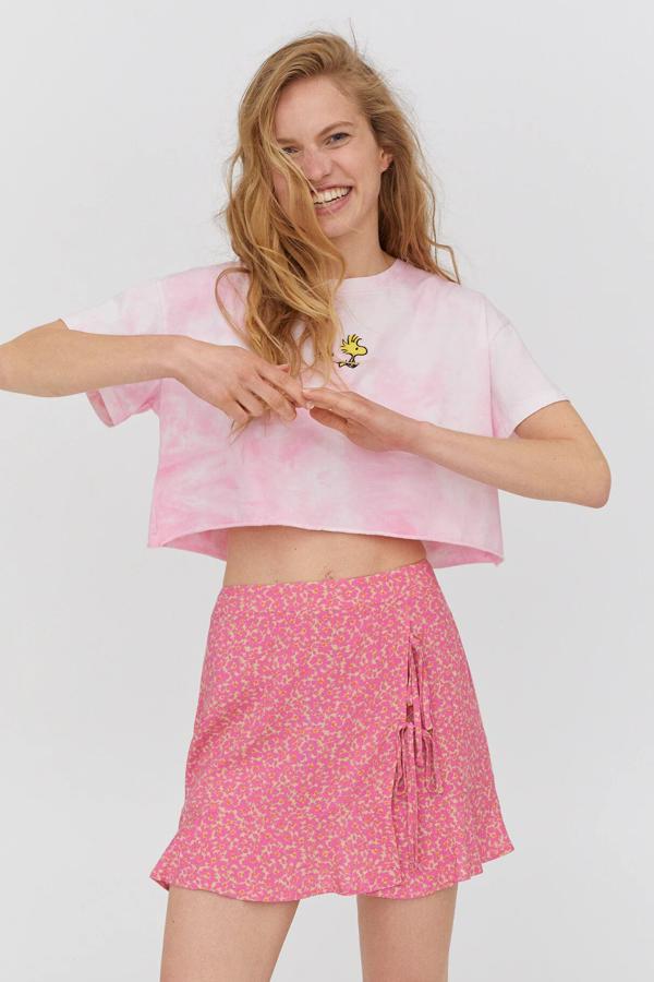 Disponible en varios colores, esta minifalda tipo pareo con detalle de volantes en el bajo y cierre de cremallera es de Pull & Bear y tiene un precio de 12,99 euros.