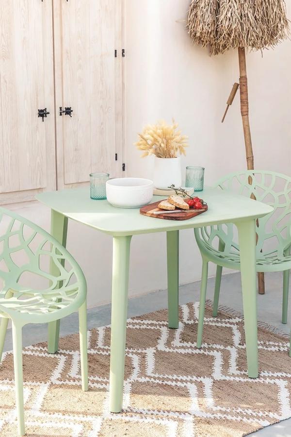 Disponible en verde, negro y blanco, esta mesa cuadrada con medidas de 85x85 centímetros tiene un precio de 59,99 euros.