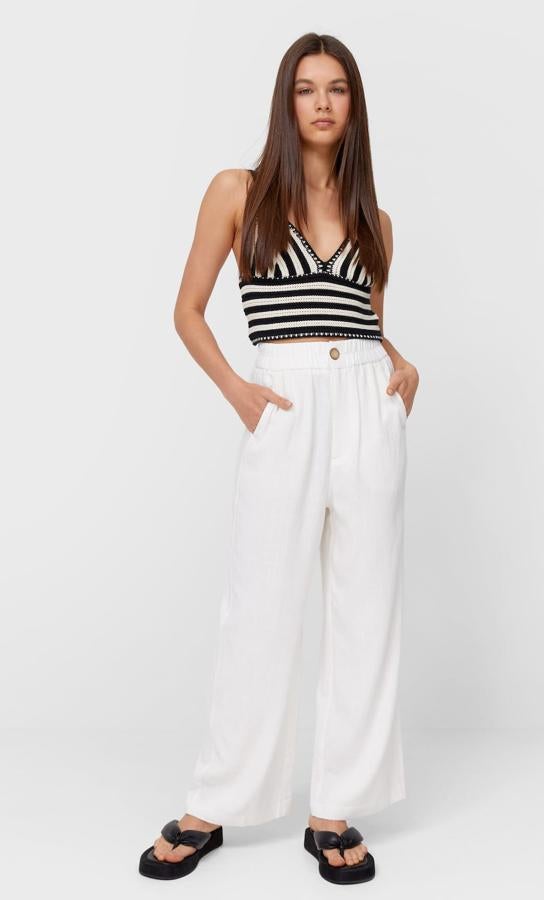 Disponible en varios colores, este pantalón culotte de tiro alto y pernera ancha cuenta con bolsillos delanteros y tiene un precio de 19,99 euros. Es de Stradivarius.