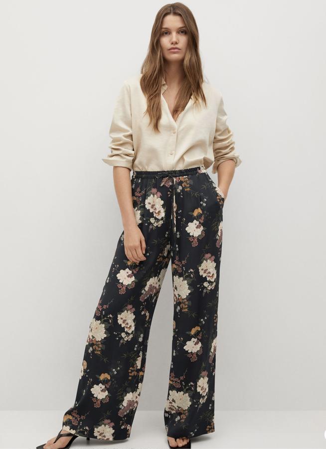 Con estampado floral y tiro medio, este pantalón fluido con cintura elástica y bolsillos laterales es de Mango y tiene un precio de 29,99 euros.