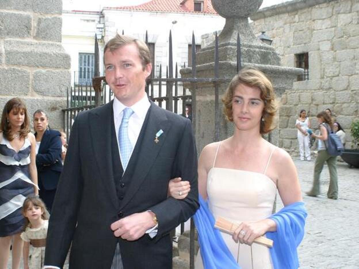 Imagen de los duques de Calabria, Sofía Landaluce y Melgarejo y Pedro de Borbón-Dos Sicilias y Orleans en la boda de Delia Moreno de Borbón en 2005. Pincha en la foto para descubrir los looks de los invitado de la boda de Belén Corsini.