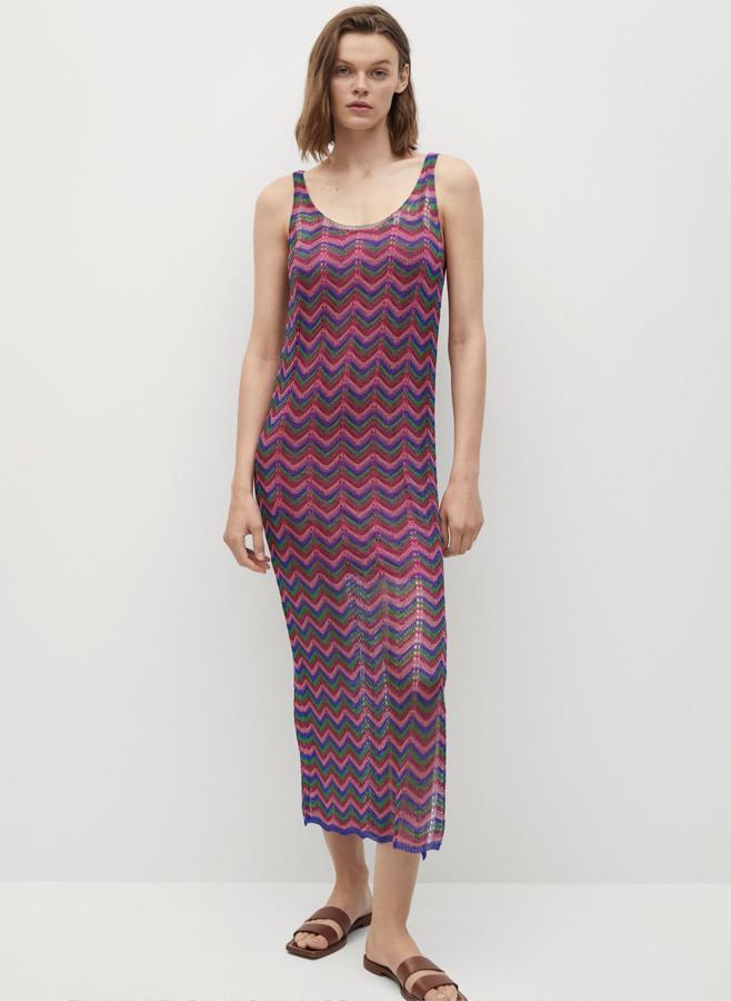 Con el color fucsia como protagonista, este vestido de tirantes tinos en tejido de punto calado y abertura lateral es de Mango y tiene un precio de 49,99 euros.