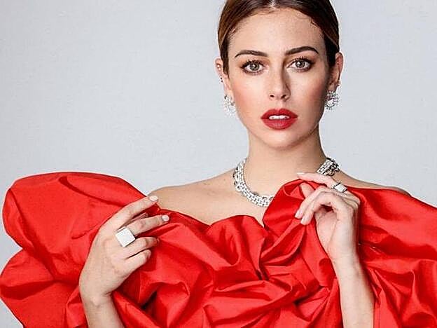 Dos blusas rojas de Mango súper favorecedoras para que esta temporada tus looks con vaqueros transmitan pasión