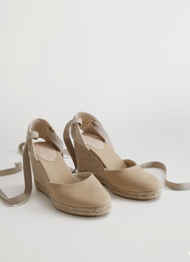 En color crudo, esta sandalia con cuña y cierre de tiras para atar al tobillo tiene un precio de 39,99 euros.