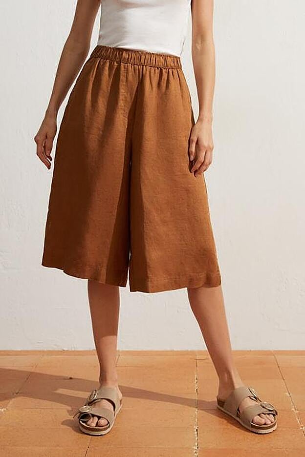 Fresquito y cómodo, este pantalón es perfecto para las largas jornadas veraniegas que están por venir y combina con todo.