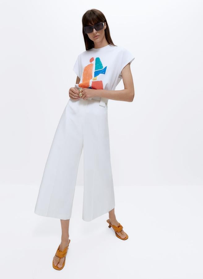 Pantalones anchos de corte midi con cinturón a juego, de Uterqüe (89 €).