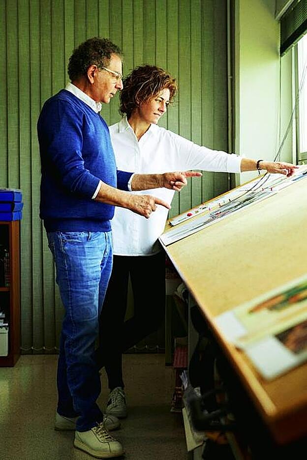 Padre e hija en la cocina, como llaman al departamento de diseño, en su fábrica de Orense
