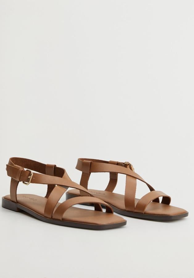 Con diseño de tiras en color cuero y punta cuadrada, esta sandalia de piel con cierre de hebilla tiene un precio de 39,99 euros.