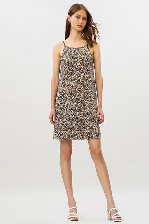 Este vestido se ha convertido en una de las prendas más admiradas de la colección de verano de Lefties, y promete agotarse rápidamente