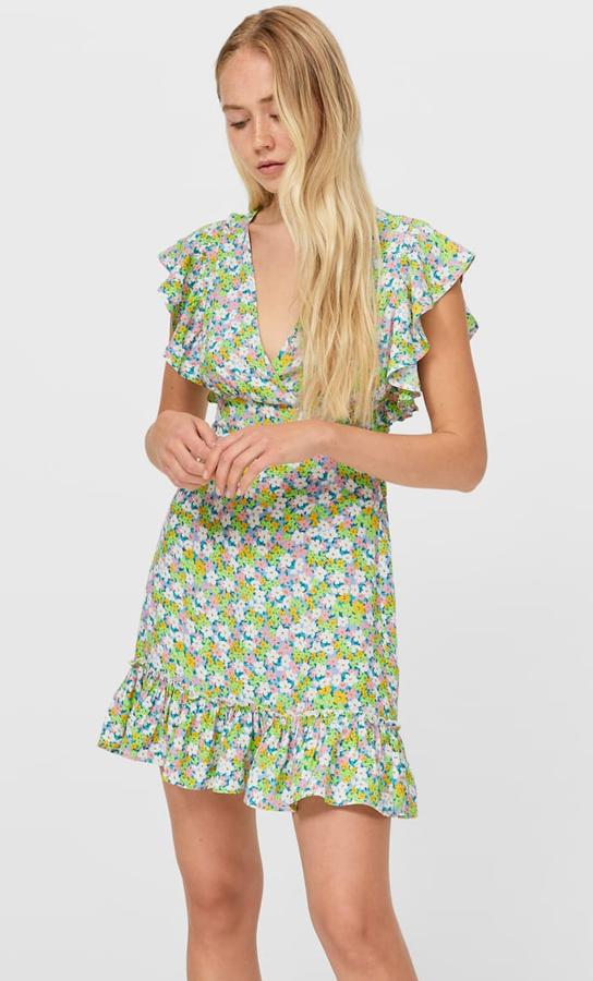 En color verde pistacho y estampado de flores, este vestido corte con manga sisa con detalle de volante y escote de pico tiene un precio de 25,99 euros.