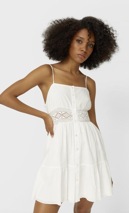 En color crudo, este vestido corto con escote recto y tirante fino cuenta con detalle de puntilla y cintura ajustada. Tiene un precio de 25,99 euros.