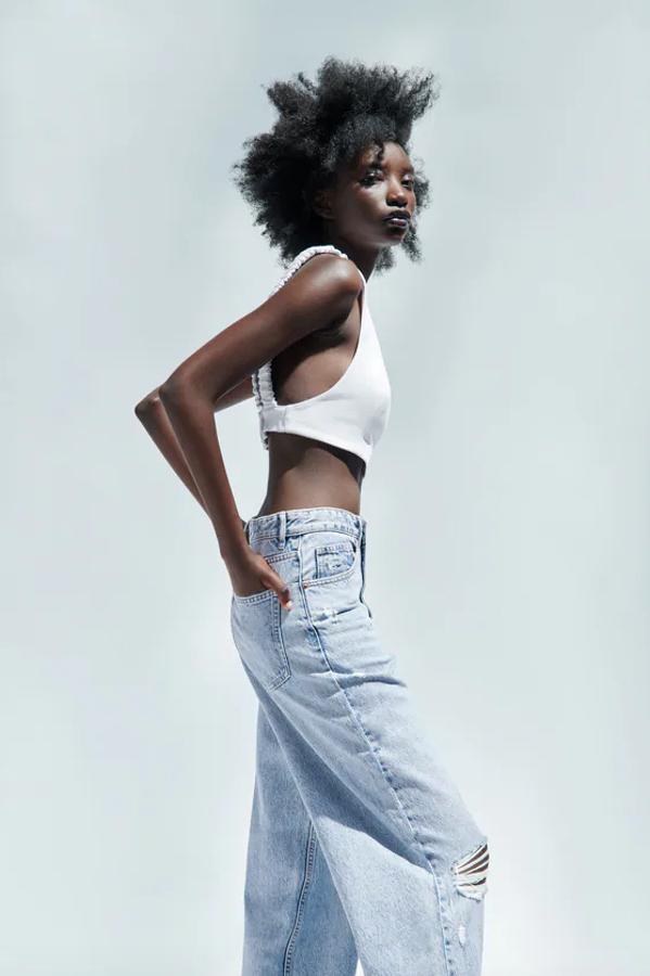 De escote redondo y tirantes elásticos con pliegues que acaban en la espalda, este top cropped de Zara con detalle de aberturas cuesta 17,95 euros y está disponible en las tallas M, L y XL.