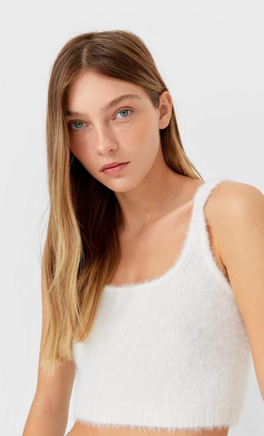 Este top cropped de Stradivarius con escote redondo y tirantes medios está confeccionado en tacto suave y podemos comprarlo por 12,99 euros entre las tallas XS y L.