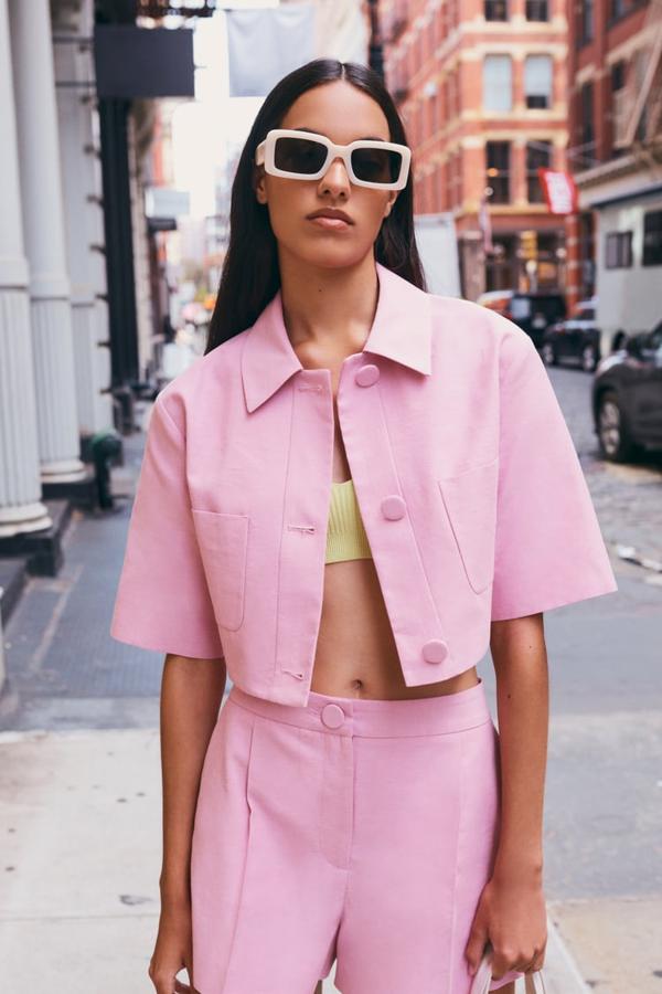 Chaqueta cropped de algodón con bolsillos frontales, de Zara (29,95 €).