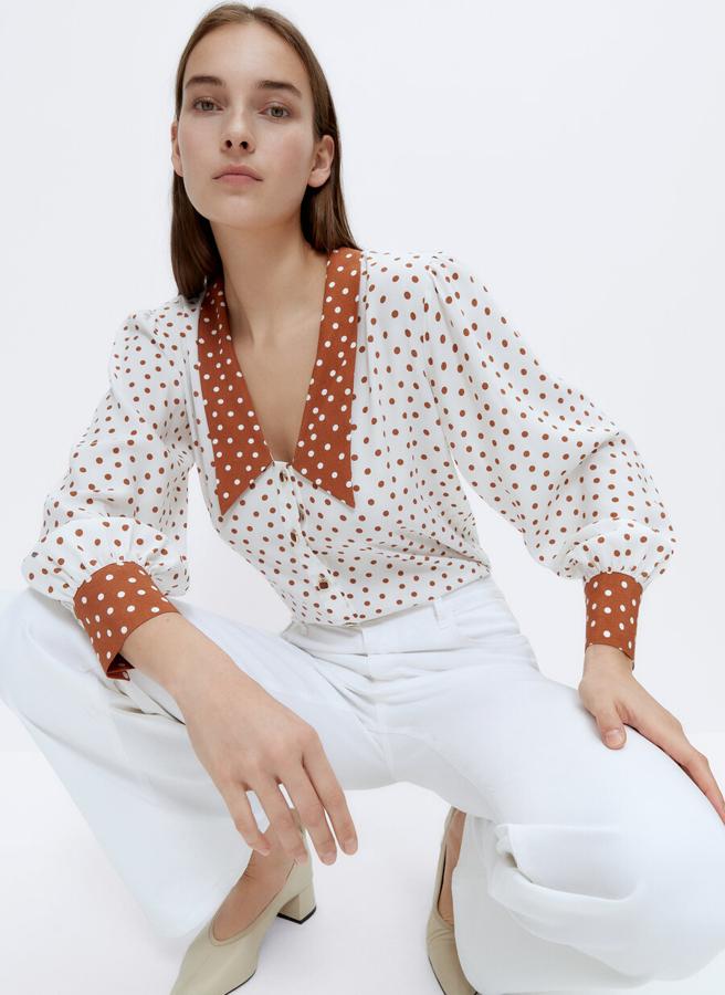 Blusa estampada de manga larga con cuello y puños en contraste, de Uterqüe (69 €).