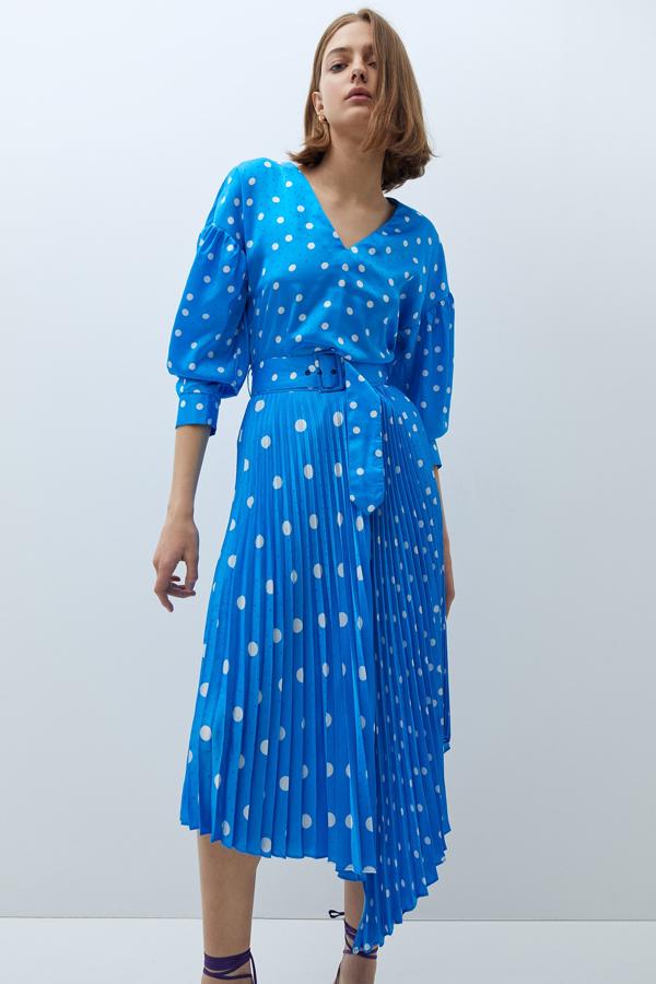 Cuerpo de manga larga con escote de pico y falda asimétrica plisada, ambos de Sfera.