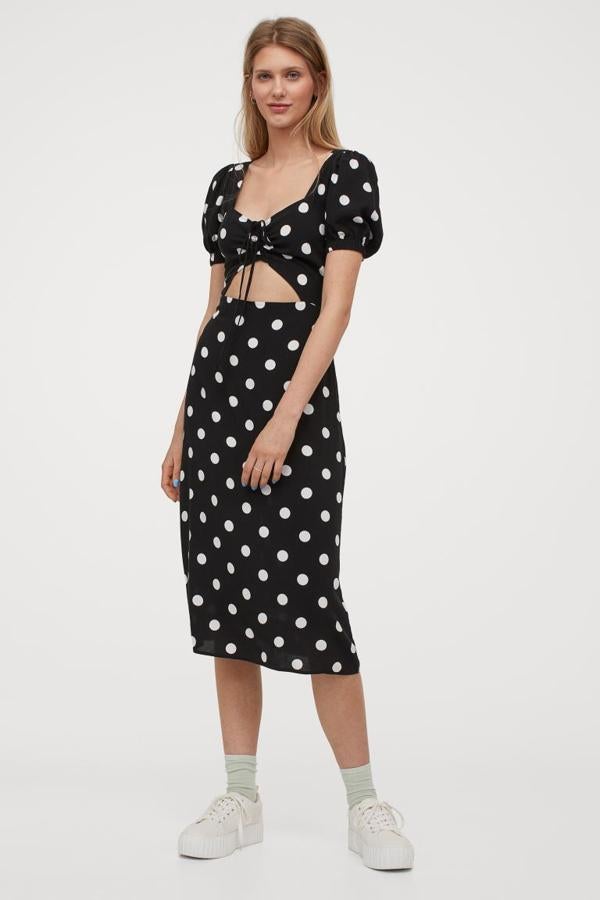 Vestido midi con manga corta abullonada y apertura frontal, de H&M (24,99 €).