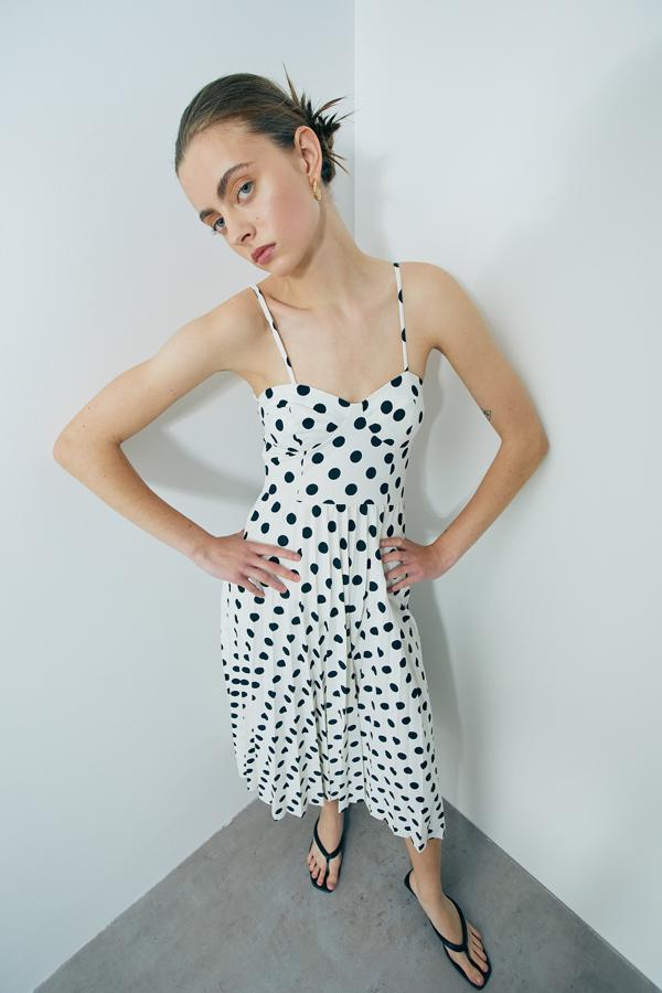 Vestido midi de tirantes con escote de pico, de Sfera (39,99 €).