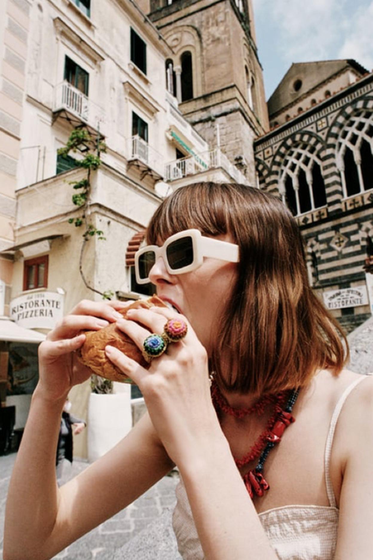 Pincha en la foto para ver los 11 bolsos estrella de la primavera que serán la clave de tus looks, de rafia, yute o ratán.