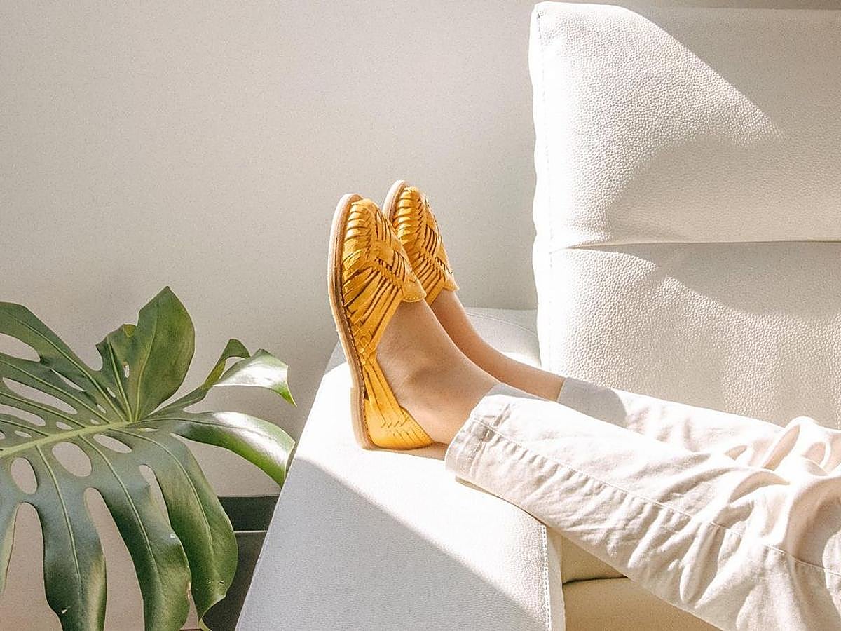Unos mocasines de verano cómodos, fresquitos y en un color tan potente como este amarillo de Mexas (65 euros) que, además, potenciará nuestro bronceado.