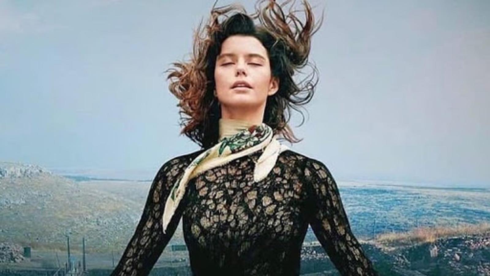 The Gift. Temporada 3. Netflix. 17 de junioCuando el arqueólogo Erhan (Mehmet Günsür) descubre un símbolo que revela la relación mística entre el templo y Atiye, la vida de ella cambiará y emprenderá una búsqueda para descubrir los secretos de su pasado que se encuentran ocultos en aquellas ruinas. A medida que se desarrolla el misterio, los eventos que enfrenta Atiye hacen que se cuestione el pasado y el futuro, todo entre lo real y lo espiritual. En la segunda temporada de “The Gift”, en las garras de un mundo diferente, Atiye corre contra el tiempo para cumplir su destino, mientras la misteriosa organización detrás de Serdar amenaza su futuro. ¿Qué ocurrirá en esta tercera temporada?