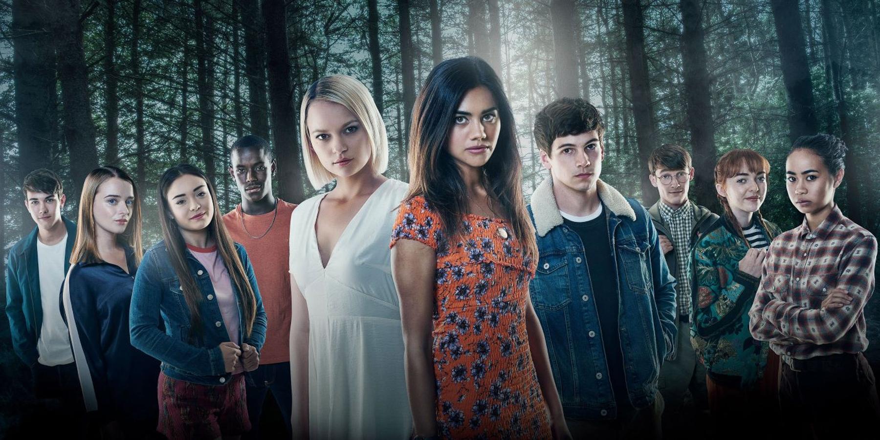 The A List. Temporada 2. Netflix. 25 de junioLa serie arranca con un grupo de adolescentes comenzando las vacaciones en un campamento de verano en la misteriosa isla Peregrine, sin saber, eso sí, que el lugar esconde algunos secretos. Una de las jóvenes protagonistas, Mia (Lisa Ambalavanar) llega hasta el lugar pensando en convertirse en la reina del campamento, pero no tardará en descubrir que tendrá competencia. Su principal rival es Amber (Ellie Duckles), una chica que consigue enmascarar su lado más siniestro con su comportamiento encantador. La lucha de egos está garantizada. Sin WiFi, sin cobertura y sin ningún tipo de supervisión adulta, las extrañas circunstancias que rodean este lugar que parece tan idílico no tardarán en convertirse en una pesadilla para el grupo de adolescentes y, poco a poco, el espectador va comprendiendo que no todo es lo que parece.