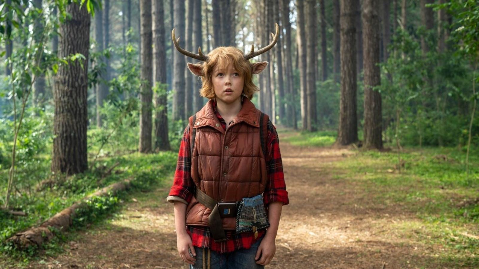 Sweet Tooth: el niño ciervo. Temporada 1. Netflix. 4 de junioLa serie se ambienta diez años después de un gran cataclismo que propició la aparición de híbridos, bebés medio humanos/medio animales. Al no estar seguros de si esto es consecuencia del virus que asola el planeta, pronto caerán víctimas de los humanos adultos, que les darán caza. El protagonista es uno de estos híbridos, Gus alias Goloso, que lleva toda la vida recluido en el bosque y se volverá amigo de un errante solitario llamado Jeeperd. Juntos emprenderán un viaje por lo que queda de Estados Unidos en búsqueda de respuestas y averiguar sus orígenes.