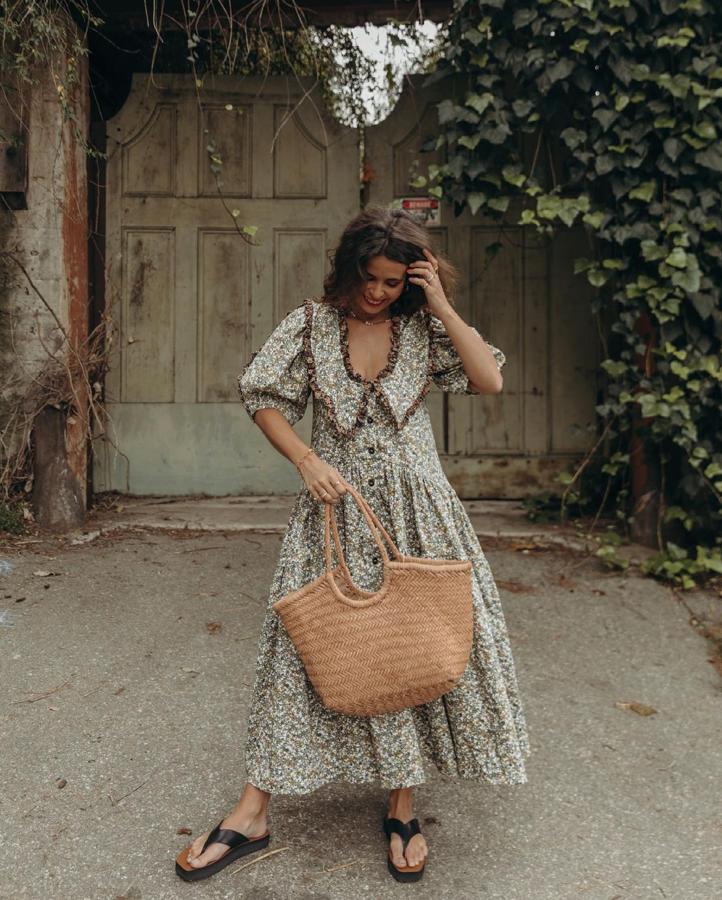 Vestido midi con estampado florarl + sandalias planas + bolso capazo de rafia