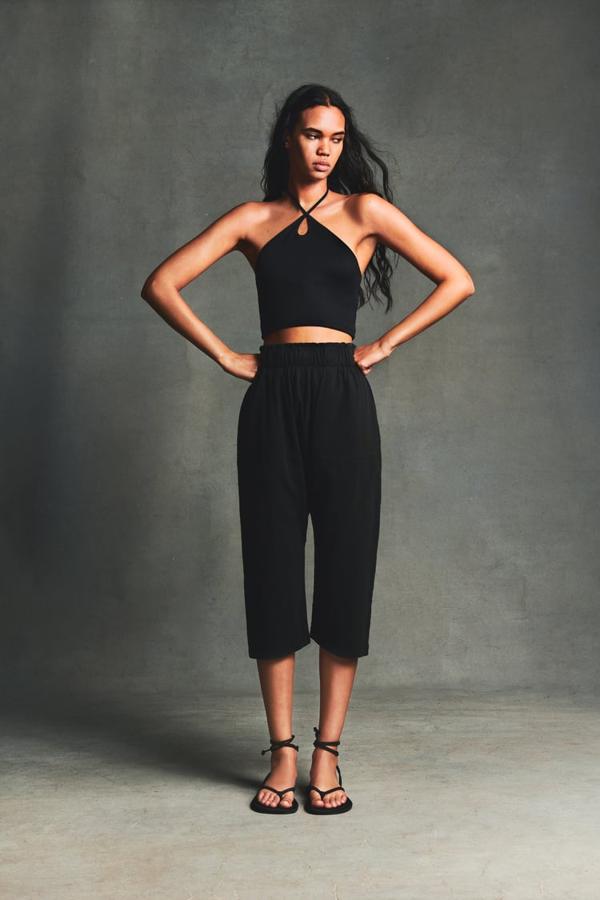 Crop top de escote halter, de Zara (7,95 €).