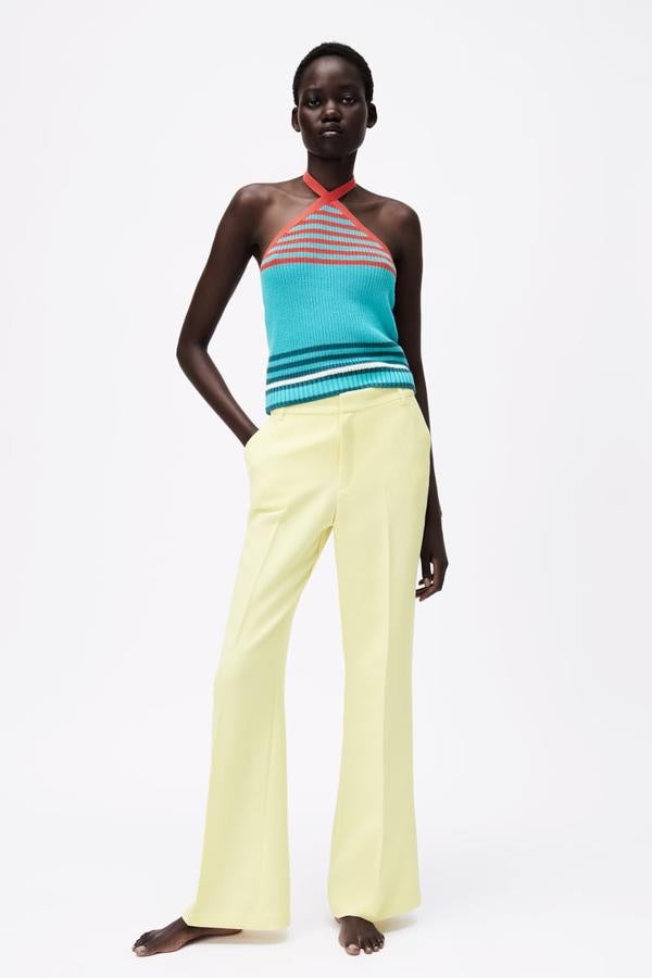 Top de punto a rayas con escote halter, de Zara (12,95 €).
