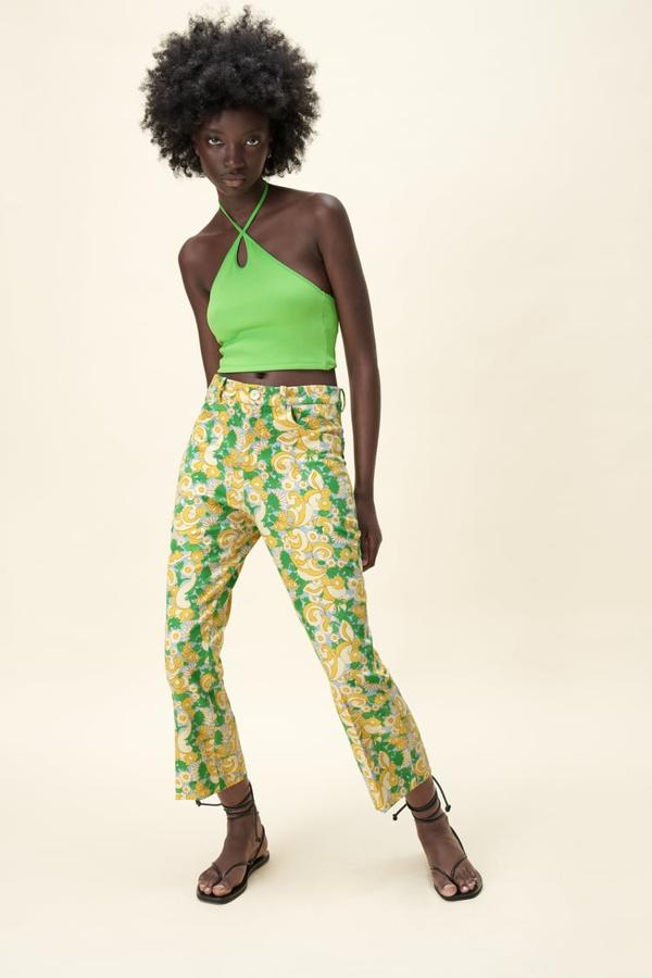 Crop top de escote halter, de Zara (7,95 €).