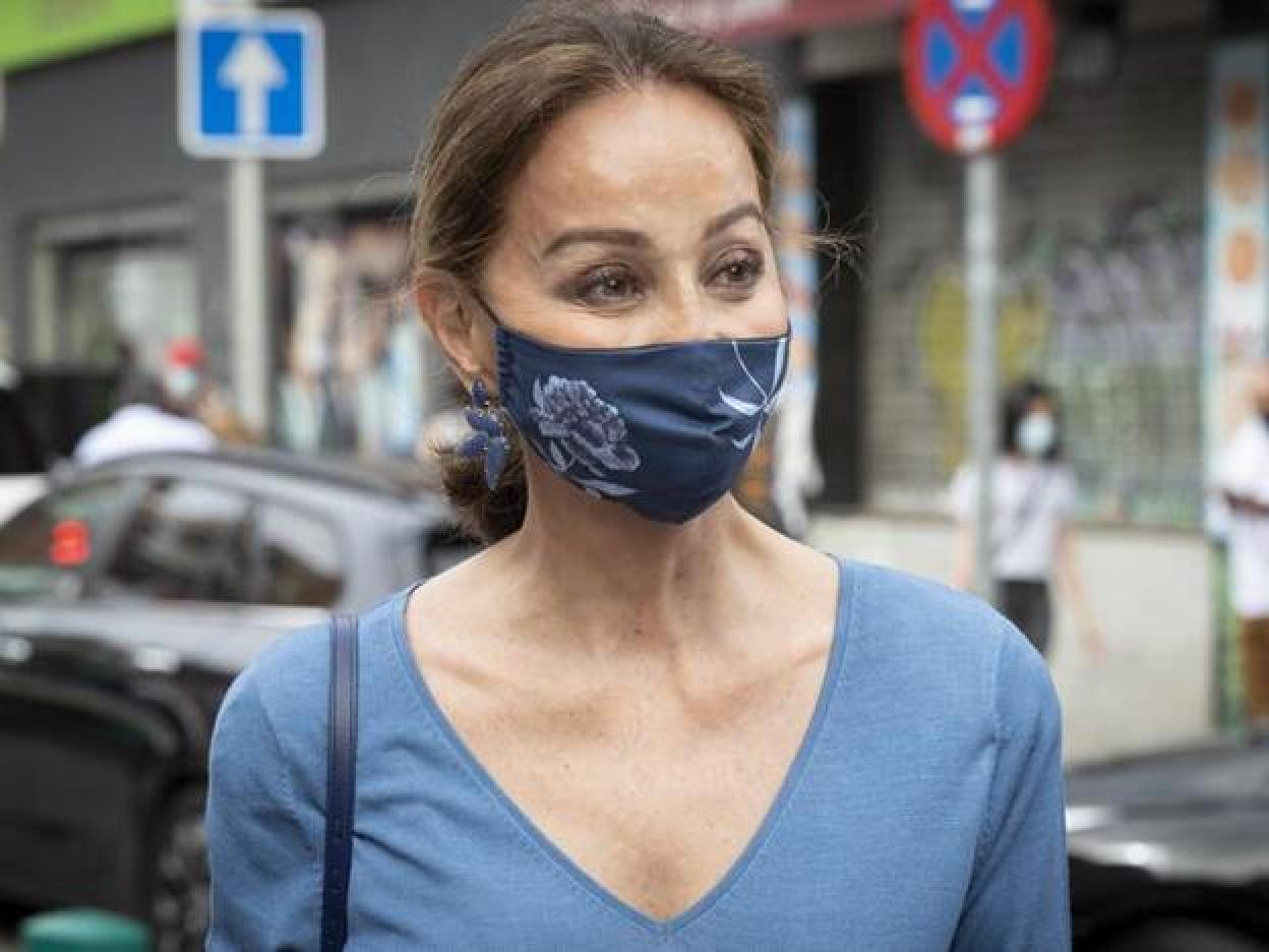 Pincha en la imagen para descubrir los looks vintage de Isabel Preysler con prendas de Zara que son tendencia ahora mismo.