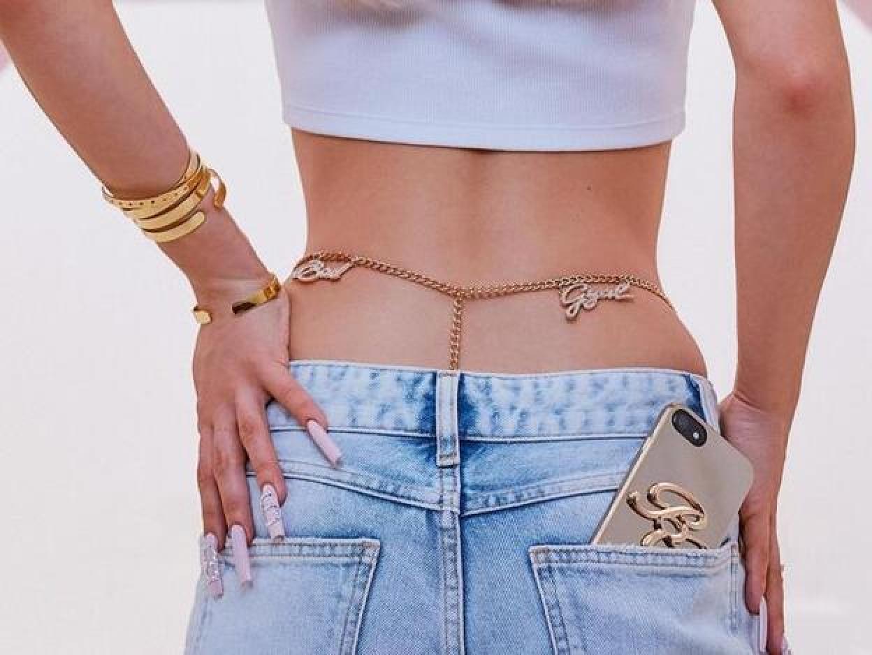 Pincha en la imagen para ver las bermudas vaqueras que son todo lo que necesitas esta primavera para ser la más estilosa porque puedes combinarlas incluso con blazers.