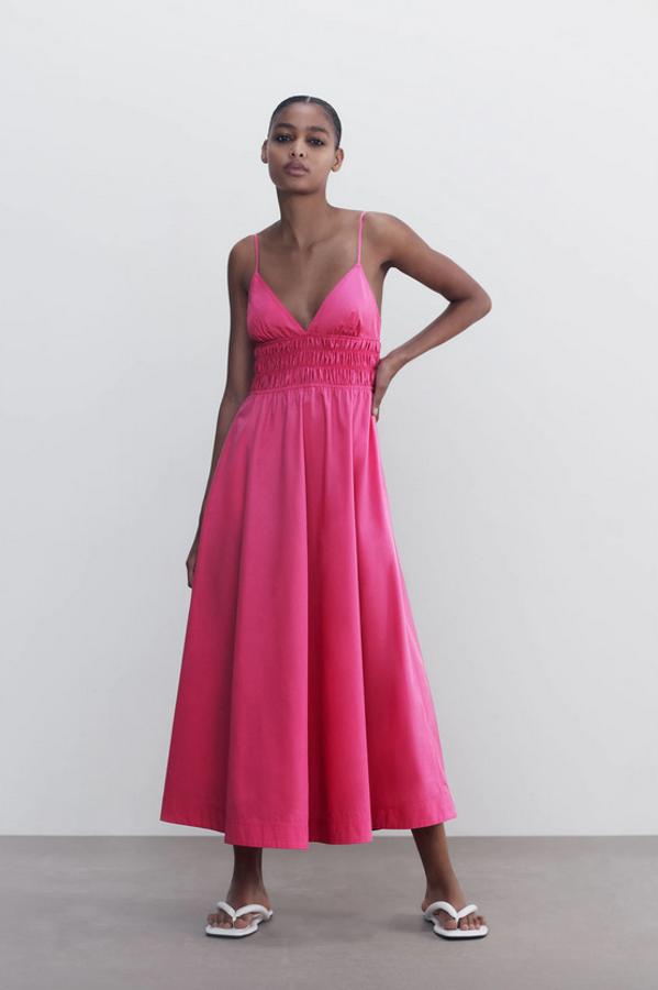 Con escote de pico y tirantes finos ajustables, este vestido de popelín de Zara en fucsia viene con bolsillos laterales ocultos en costura y detalle de elástico tipo nido de abeja bajo el pecho. Con falda con vuelo, podemos encontrarlo entre las tallas XS y XL por 29,95 euros.