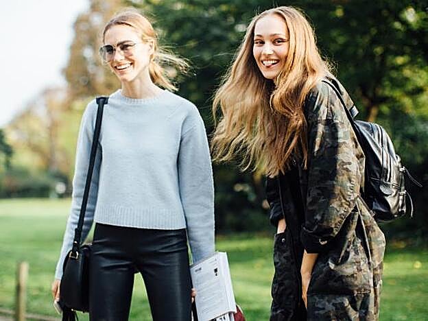 Aceite de jojoba, el antioxidante natural que previene las arrugas y repara e hidrata la piel (y puedes usarlo también para el pelo)