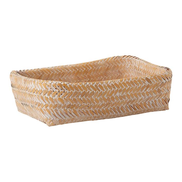 Esta cesta de El Corte Inglés está realizada en fibra natural de bambú. Cuenta con un diseño trenzado y un original acabado con efecto pintado. Tiene un precio de 14,95 euros.