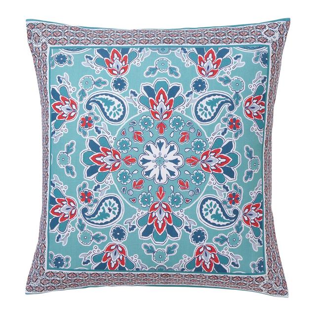 Si buscas una terraza con color, la mejor forma de conseguirlo es a través de textiles como los cojines. Esta funda de cojín con estampado está disponible en El Corte Inglés, y cuesta 15,95 euros.