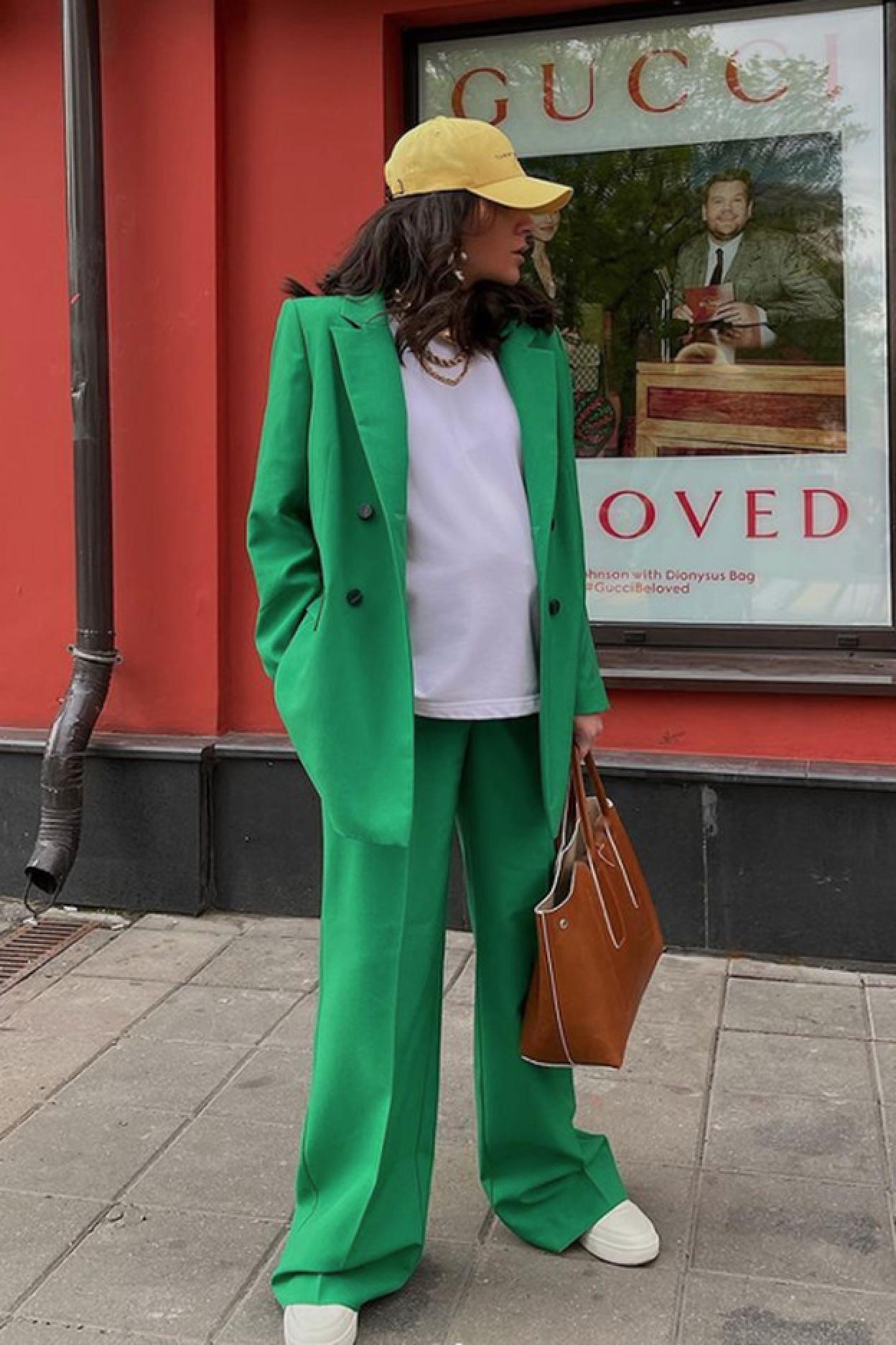 Pincha en la foto para ver vestidos, blazers y hasta vaqueros: 10 looks en color verde que rejuvenecen, sientan de maravilla y demuestran por qué es el favorito de la primavera de las que más saben de moda.
