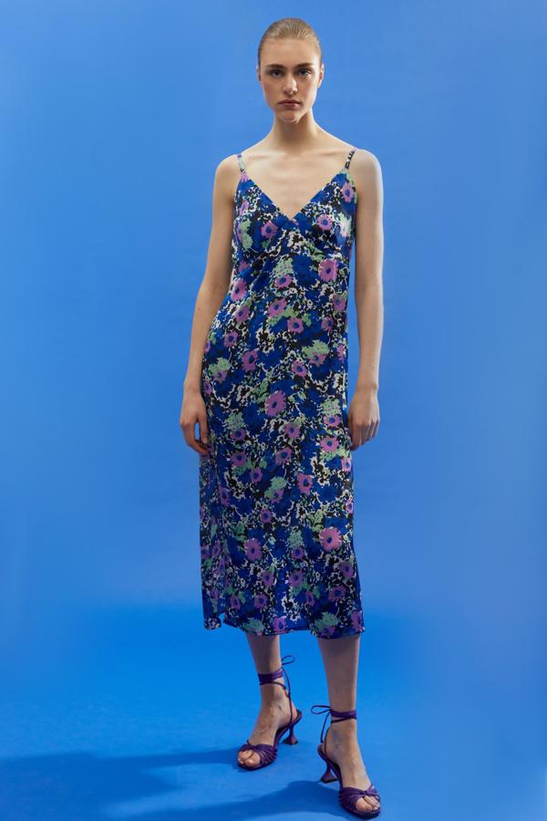 Vestido de corte lencero con tirantes finos y escote de pico, de Sfera (15,99 €).