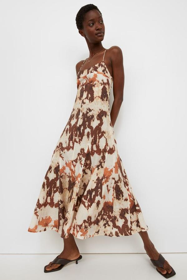 Vestido midi de corte lencero con tirantes finos y estampado desteñido, de H&M (49,99 €).