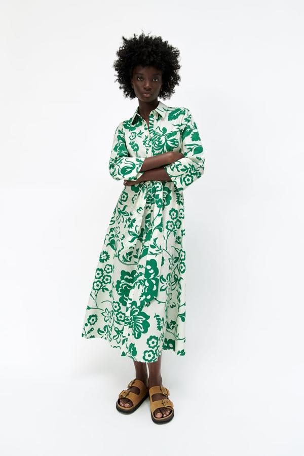 Vestido camisero midi de manga larga con estampado vegetal, de Zara (39,95 €).