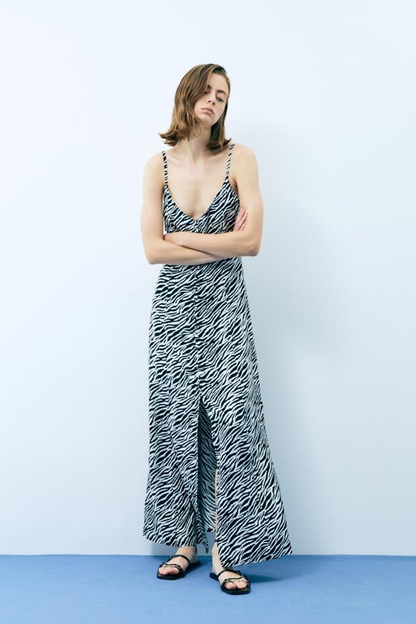 Vestido de tirantes con escote de pico y botones frontales, de Sfera (19,99 €).