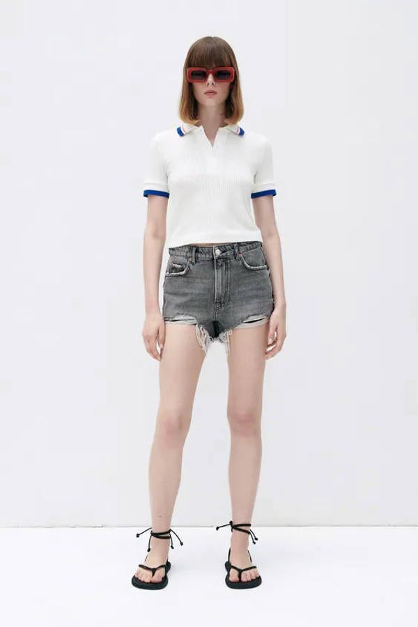 Si te gustan los vaqueros muy muy cortos, Zara tiene la opción perfecta para ti. Se trata de unos shorts ajustados de color gris vigoré. Puedes comprarlos por 25,95 €.