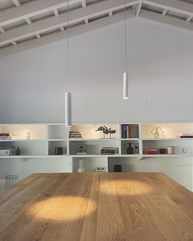 Zona de comedor con dos lámparas de techo de la casa de Rocío Osorno.