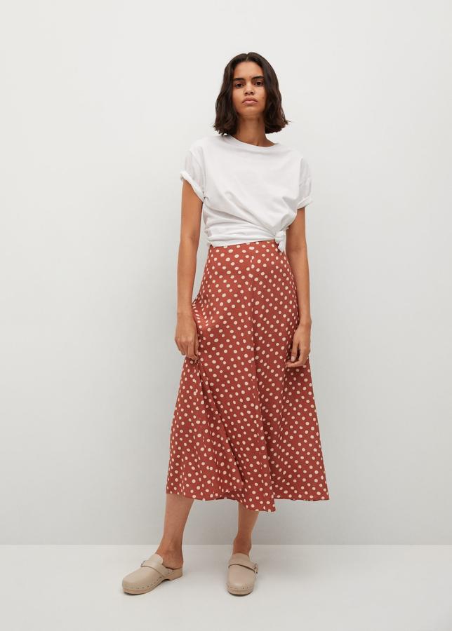 Falda midi con estampado de lunares de Mango (25,99 euros)