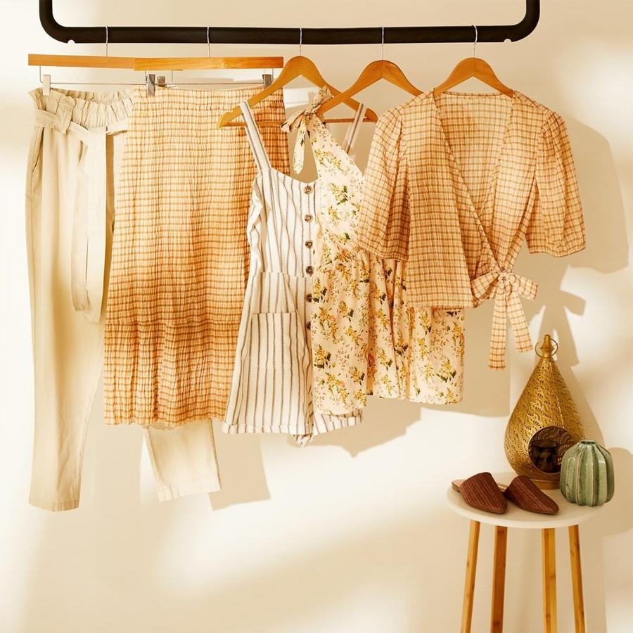 Y si lo que quieres es una maleta muy conjuntada, nada mejor que apostar por estos looks en amarillo pastel súper tendencia y de lo más favorecedores. Son perfectos 24/7 y no tendrás que complicarte la vida con los complementos, porque combinado uno, combinados todos. ¿Su precio? Desde 9 euros en Primark.