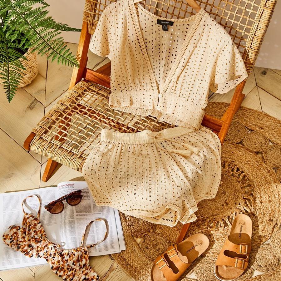 Este conjunto de crop top y shorts con perforados de vainica en color beige de Primark es cómodo, fresquito y súper estiloso para ir a la playa.