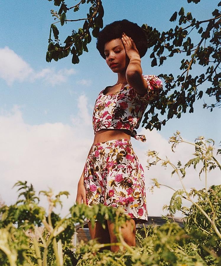 Y hablando de color y estampados con efecto buena cara inmediato, este conjunto de crop top y shorts de Primark (14 y 12 euros cada pieza) no puede ser más apetecible e irresistible.