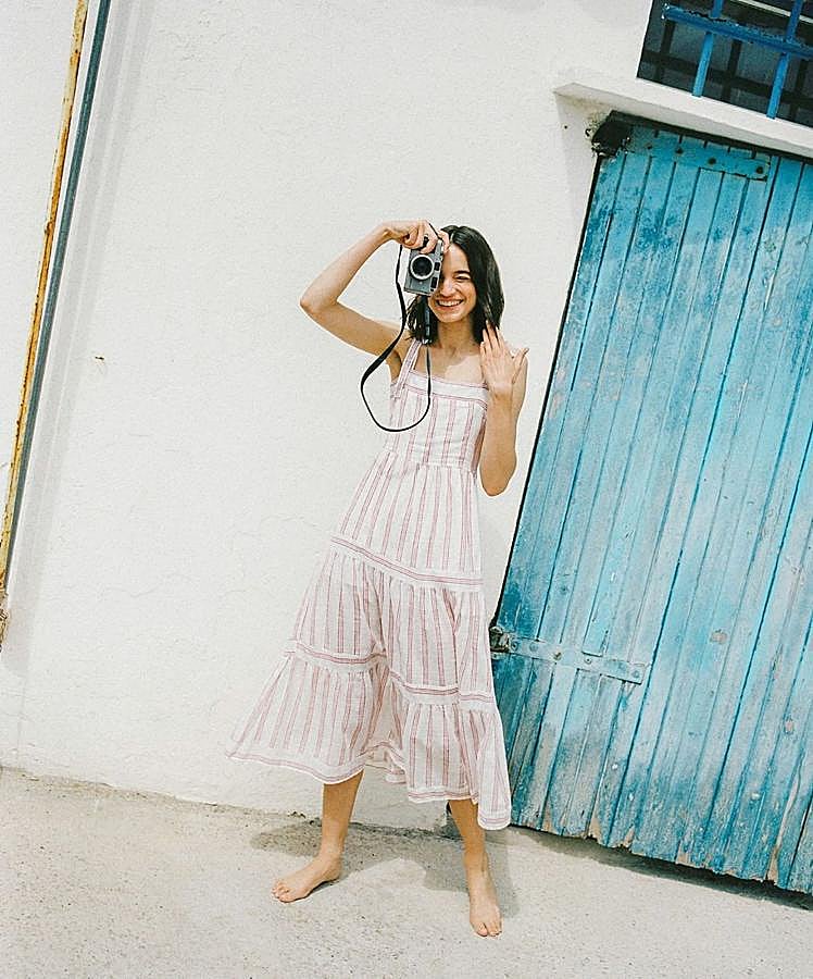 Para ir a la playa, al chiringuito o a tus cenas de verano, este vestido midi de algodón con estampado de rayas no solo es cómodo y fresquito, sienta de maravilla. Y es muy barato: cuesta 19 euros en Primark.